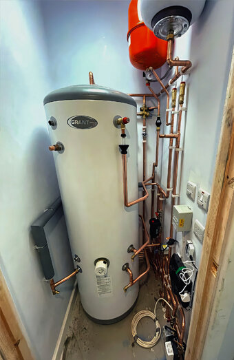 https://tuarthillhotwater.com.au/uploads/2025/06/gas-hot-water-system-11703.jpg