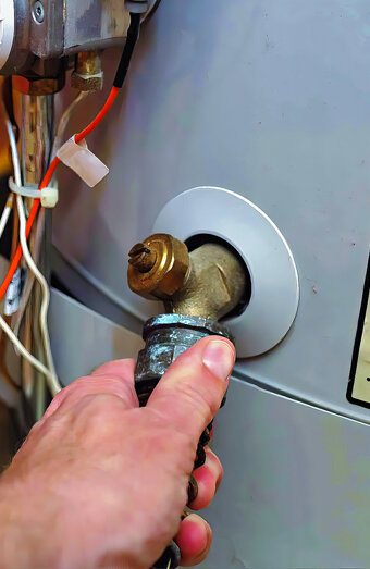 https://tuarthillhotwater.com.au/uploads/2025/06/hot-water-servicing-21854.jpg